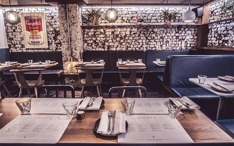Image de l'intérieur du restaurant asiatique "Foley's" à Londres.