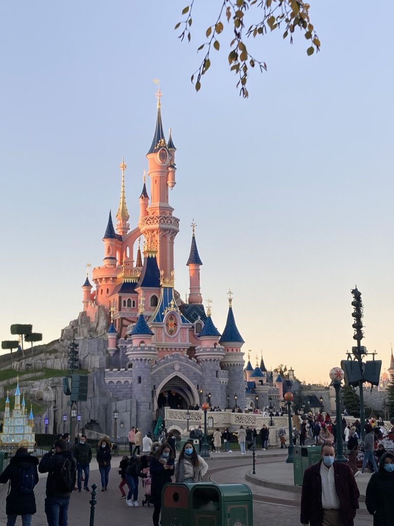 Image du château du parc d'attraction Disneyland paris à Marne la Vallée, proche de Paris.