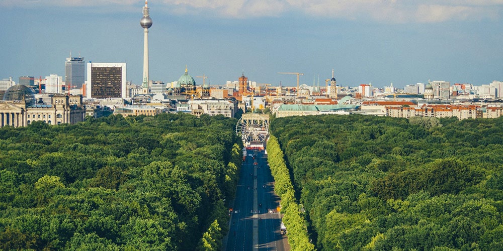Vu du haut de Berlin, montrant le contraste entre les bâtiments et les espaces verts de la ville.