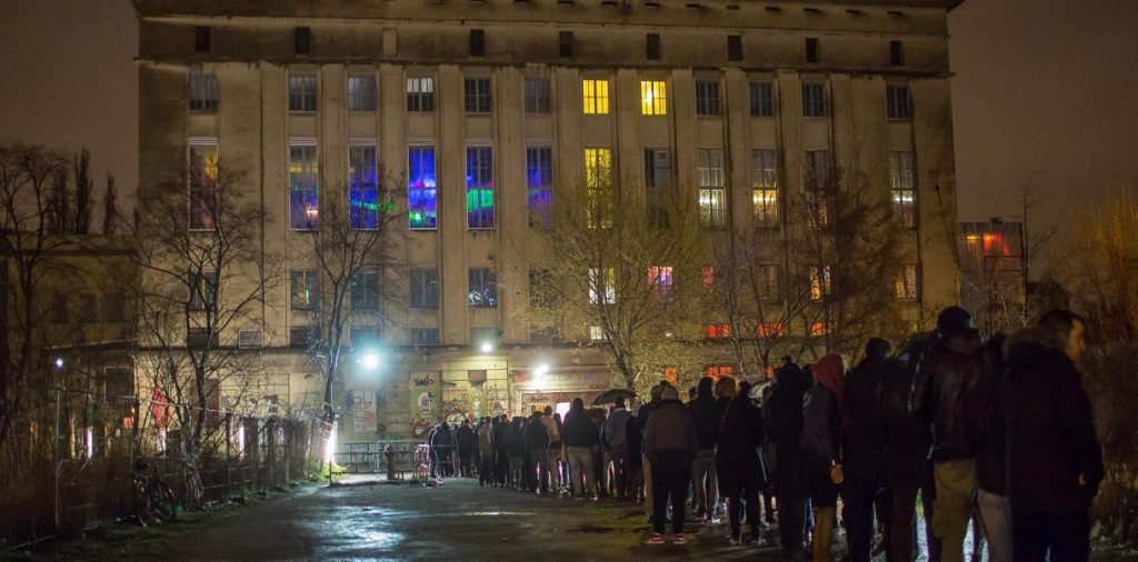 Image de la longue file d'attente devant le mythique club berlinois "Berghain".