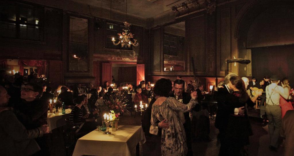 Image de l'intérieur du chic club "Clärchens Ballhaus" à Berlin.