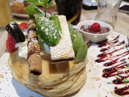 Image d'un brunch composé de pancakes servie au restaurant "Dobar" à Londres.