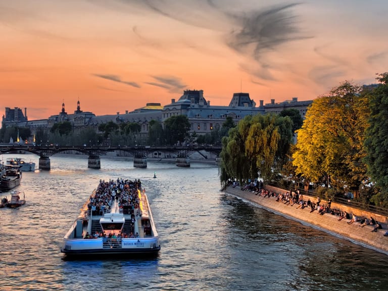 Image d'un bateau sur la Seine.