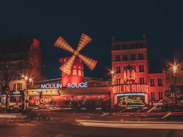Image du célèbre cabaret "Le Moulin Rouge".