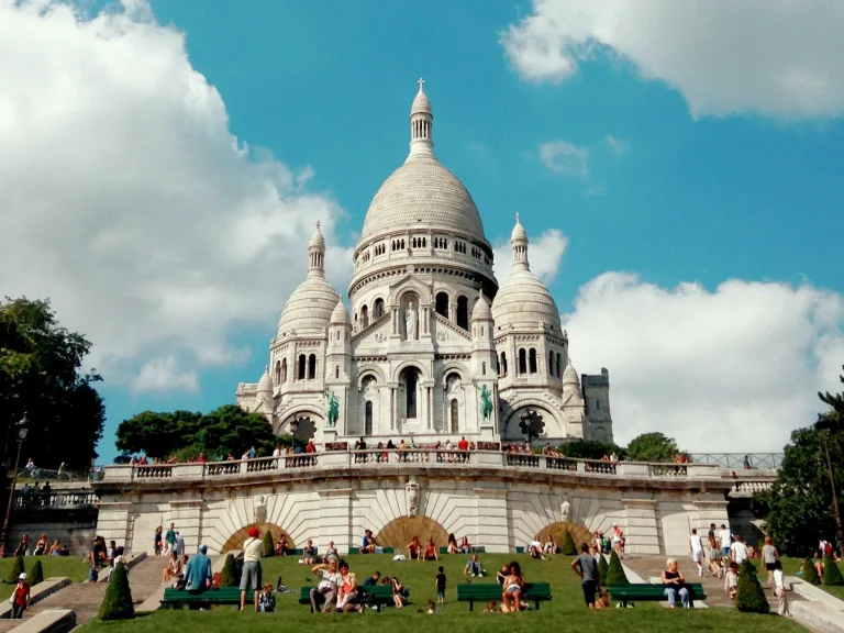 Image du Sacré-Cœur sur la butte de Montmartre à Paris.