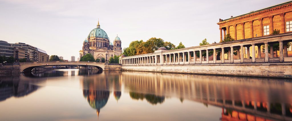 Image du magnifique patrimoine culturel berlinois, ici avec une vue sur le fleuve et une église.