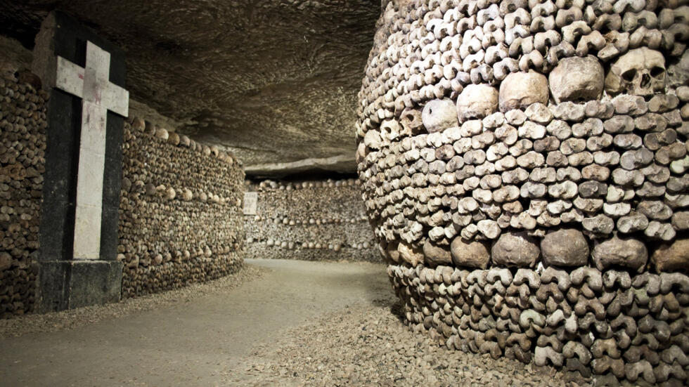 Image de l'intérieur des catacombes de Paris, contenant des millions d'ossements.