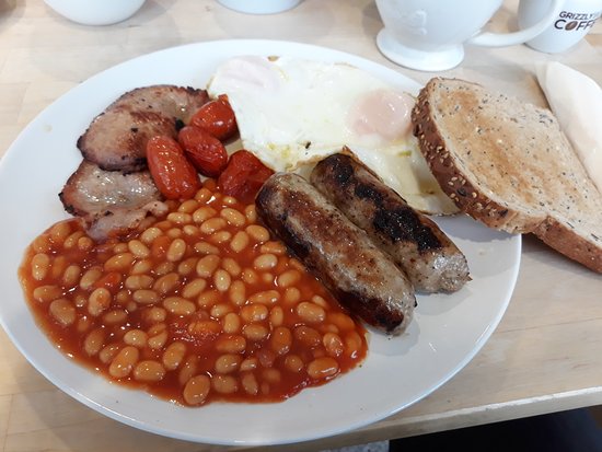 Image d'un plat de haricots rouges, d'oeuf et de saucisses servi au restaurant londonien "The Lounge Café".