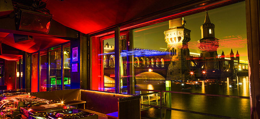 Image de l'intérieur du club "Watergate" à Berlin.